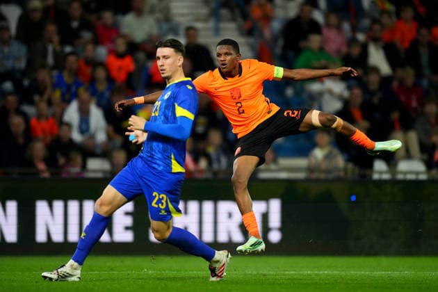 European Championship, EM, Europameisterschaft Qualifier: The Netherlands U21, U 21 v Bosnia and Herzegovina U21 Doetinchem - Eman Kospo of Bosnia and Herzegovina U21 in action with Givairo Read of The Netherlands U21 during the eigth qualification round of the 2026 2027 European Championship Qualifier. The match is set between The Netherlands U21 and Bosnia and Herzegovina U21 at De Vijverberg on 6 October 2026 in Doetinchem, Netherlands. (Hero Images Yannick Verhoeven) Copyright: xYannickxVerhoevenx