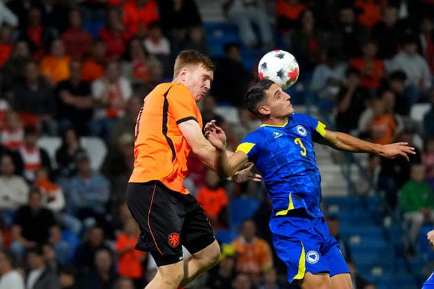 European Championship, EM, Europameisterschaft Qualifier: The Netherlands U21, U 21 v Bosnia and Herzegovina U21 Doetinchem - Devin Haen of The Netherlands U21 duels for the ball with Filip Taraba of Bosnia and Herzegovina U21 during the eigth qualification round of the 2026 2027 European Championship Qualifier. The match is set between The Netherlands U21 and Bosnia and Herzegovina U21 at De Vijverberg on 6 October 2026 in Doetinchem, Netherlands. (Hero Images Yannick Verhoeven) Copyright: xYannickxVerhoevenx