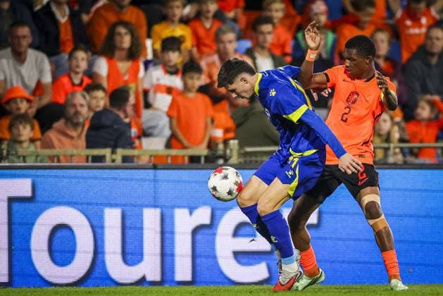 DOETINCHEM , 06-10-2026 , Stadion De Vijverberg , season 2026 2027 , EURO U21, U 21 Qualification football , match between Netherlands U21 and Bosnia and Herzegovina U21 , picture shows Bosnia and Herzegovina player Aldin Mesic and Netherlands player Givairo Read Netherlands U21 - Bosnia and Herzegovina U21  x207982057x Copyright: