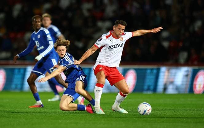 Tommy Neale of Leicester City and Jordan Houghton of Stevenage Stevenage v Leicester City, EFL Jersey Mike s Trophy, Football, Lamex Stadium, Stevenage, UK - 06 Oct 2026Stevenage Lamex Stadium United Kingdom  Copyright: xMichaelxZemanek Shutterstockx 17188813ad