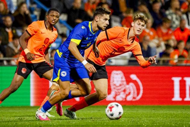 DOETINCHEM - Anes Krdzalic of Bosnia and Herzegovina U21, U 21 dribbles with the ball under pressure from Dave Kwakman of the Netherlands U21 during the European Championship, EM, Europameisterschaft Qualifier (Under 21) match between the Netherlands U21 and Bosnia and Herzegovina U21 at Stadion de Vijverberg on 06 October 2026 in Doetinchem, the Netherlands. WART BRINKERHOF ANP Europees Kampioenschap (Onder 21) 2026 27 xVIxANPxSportx xMarcelxterxBalsxIVx 571695227 originalFilename: 571695227.jpg