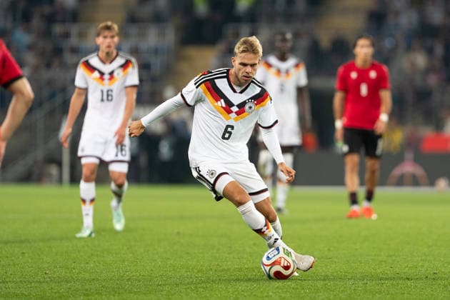 06.10.2026, GER, Deutschland U21, U 21 vs Georgien U21 Leandro Morgalla (Deutschland U21, 6) Einzelaktion; Ganzkörper Ganzkoerper ; Ball am Fuss; Bielefeld SchücoArena Bielefeld Deutschland Copyright: xnordphotoxGmbHx xChristianxSchulzex