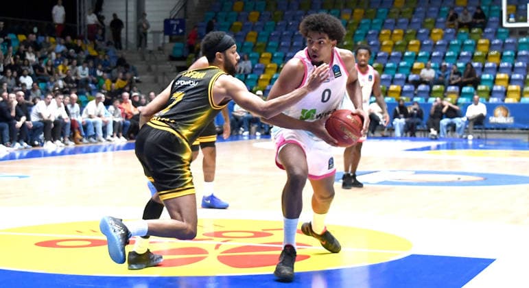 06.10.2026, xokbx, Basketball BKT Europe Cup , Skyliners Frankfurt - Siauliai Basketball v.l. Selim Fofana (Siauliai Basketball), Jamie Edoka (Fraport Skyliners Frankfurt), Zweikampf, Duell Frankfurt