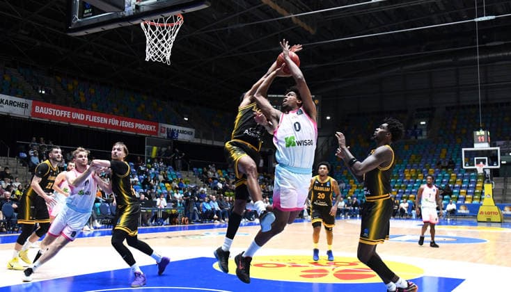06.10.2026, xokbx, Basketball BKT Europe Cup , Skyliners Frankfurt - Siauliai Basketball v.l. Jamie Edoka (Fraport Skyliners Frankfurt), Selim Fofana (Siauliai Basketball), Wurf, Zweikampf, Duell Frankfurt