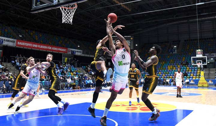 06.10.2026, xokbx, Basketball BKT Europe Cup , Skyliners Frankfurt - Siauliai Basketball v.l. Jamie Edoka (Fraport Skyliners Frankfurt), Selim Fofana (Siauliai Basketball), Wurf, Zweikampf, Duell Frankfurt