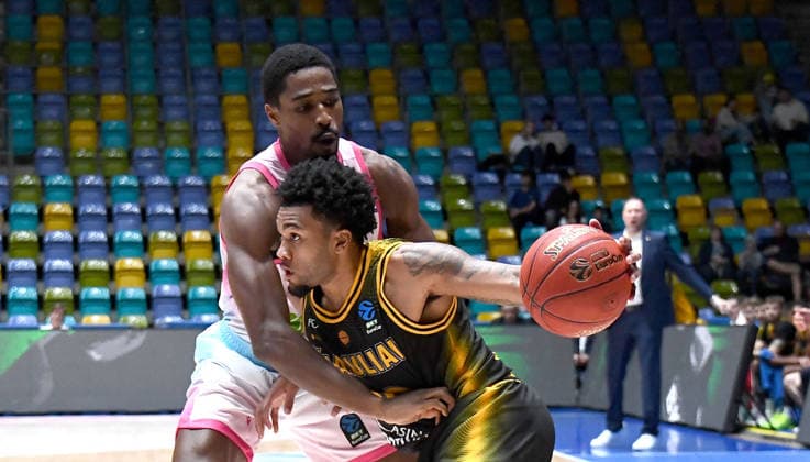 06.10.2026, xokbx, Basketball BKT Europe Cup , Skyliners Frankfurt - Siauliai Basketball v.l. William Christmas (Fraport Skyliners Frankfurt), Dayvion McKnight (Siauliai Basketball), Zweikampf, Duell Frankfurt