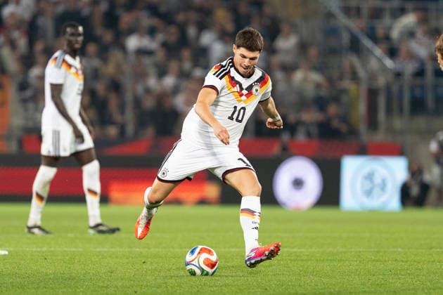 06.10.2026, GER, Deutschland U21, U 21 vs Georgien U21 Mert Kömür (Deutschland U21, 10) Einzelaktion; Ganzkörper Ganzkoerper ; Ball am Fuss; Bielefeld SchücoArena Bielefeld Deutschland Copyright: xnordphotoxGmbHx xChristianxSchulzex