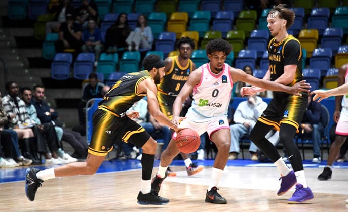 06.10.2026, xokbx, Basketball BKT Europe Cup , Skyliners Frankfurt - Siauliai Basketball v.l. Selim Fofana (Siauliai Basketball), Jamie Edoka (Fraport Skyliners Frankfurt), Zweikampf, Duell Frankfurt