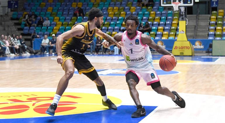 06.10.2026, xokbx, Basketball BKT Europe Cup , Skyliners Frankfurt - Siauliai Basketball v.l. Isaiah Swope (Fraport Skyliners Frankfurt), Selim Fofana (Siauliai Basketball), Zweikampf, Duell Frankfurt