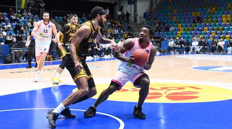 06.10.2026, xokbx, Basketball BKT Europe Cup , Skyliners Frankfurt - Siauliai Basketball v.l. Isaiah Swope (Fraport Skyliners Frankfurt), Selim Fofana (Siauliai Basketball), Zweikampf, Duell Frankfurt