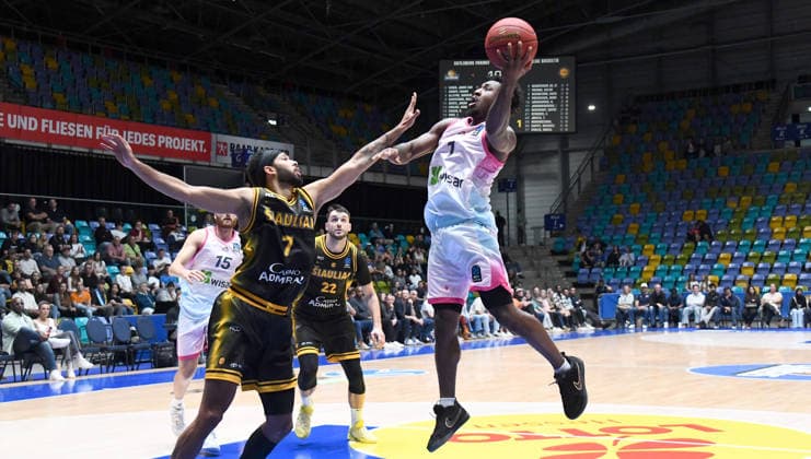 06.10.2026, xokbx, Basketball BKT Europe Cup , Skyliners Frankfurt - Siauliai Basketball v.l. Isaiah Swope (Fraport Skyliners Frankfurt), Selim Fofana (Siauliai Basketball), Zweikampf, Duell, Wurf Frankfurt