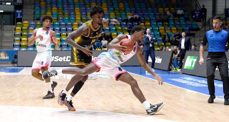 06.10.2026, xokbx, Basketball BKT Europe Cup , Skyliners Frankfurt - Siauliai Basketball v.l. William Christmas (Fraport Skyliners Frankfurt), Kassim Nicholson (Siauliai Basketball), Zweikampf, Duell Frankfurt