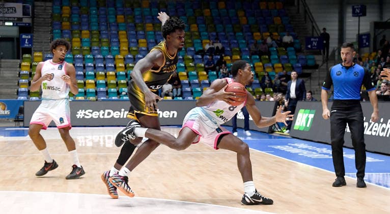 06.10.2026, xokbx, Basketball BKT Europe Cup , Skyliners Frankfurt - Siauliai Basketball v.l. William Christmas (Fraport Skyliners Frankfurt), Kassim Nicholson (Siauliai Basketball), Zweikampf, Duell Frankfurt