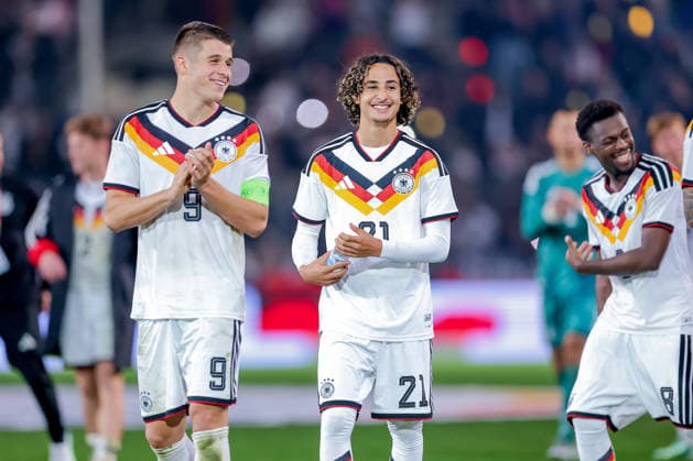 06.10.2026, Fußball, U21, U 21 Länderspiel, Deutschland - Georgien, Qualifikation U21-EM 2027, Almstadion (Bielefeld): Abschlussjubel nach dem 2:0 Sieg für Deutschland - Wael Mohya (U21 GER 21) neben Nicolo Tresoldi (U21 GER 09) DFB regulations prohibit any use of photographs as image sequences and or quasi-video. Nordrhein-Westfalen Deutschland
