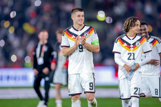 06.10.2026, Fußball, U21, U 21 Länderspiel, Deutschland - Georgien, Qualifikation U21-EM 2027, Almstadion (Bielefeld): Abschlussjubel nach dem 2:0 Sieg für Deutschland - Nicolo Tresoldi (U21 GER 09) neben Wael Mohya (U21 GER 21) DFB regulations prohibit any use of photographs as image sequences and or quasi-video. Nordrhein-Westfalen Deutschland