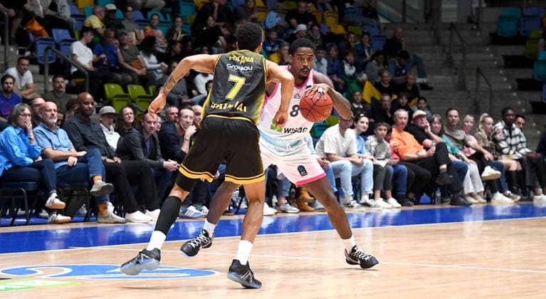 06.10.2026, xokbx, Basketball BKT Europe Cup , Skyliners Frankfurt - Siauliai Basketball v.l. William Christmas (Fraport Skyliners Frankfurt), Selim Fofana (Siauliai Basketball), Zweikampf, Duell Frankfurt