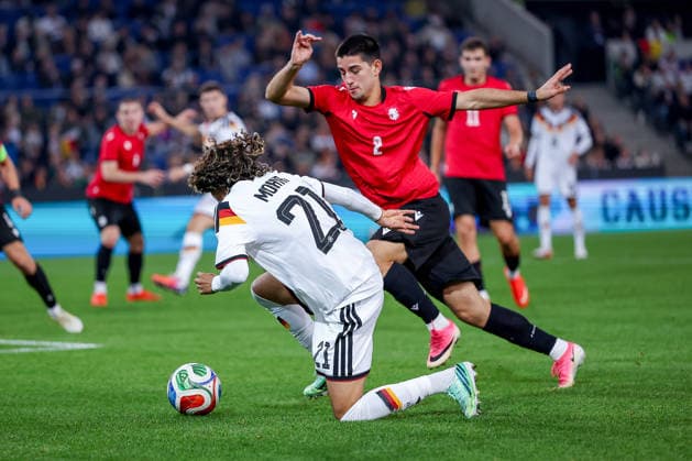 06.10.2026, Fußball, U21, U 21 Länderspiel, Deutschland - Georgien, Qualifikation U21-EM 2027, Almstadion (Bielefeld): Wael Mohya (U21 GER 21) im Zweikampf gegen Rati Grigalava (U21 Georgien 02) DFB regulations prohibit any use of photographs as image sequences and or quasi-video. Nordrhein-Westfalen Deutschland