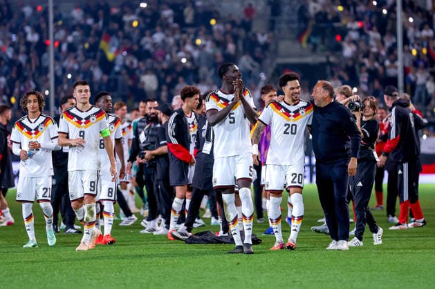 06.10.2026, Fußball, U21, U 21 Länderspiel, Deutschland - Georgien, Qualifikation U21-EM 2027, Almstadion (Bielefeld): Abschlussjubel nach dem 2:0 Sieg für Deutschland - Wael Mohya (U21 GER 21) Nicolo Tresoldi (U21 GER 09) Noel Aseko (U21 GER 08) Joshua Quarshie (U21 GER 05) Nnamdi Collins (U21 GER 20) DFB regulations prohibit any use of photographs as image sequences and or quasi-video. Nordrhein-Westfalen Deutschland