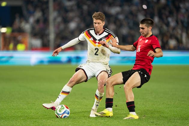 06.10.2026, GER, Deutschland U21, U 21 vs Georgien U21 Zweikampf zwischen Elias Baum (Deutschland U21, 2) und Aleko Basiladze (Georgien U21, 14) Bielefeld SchücoArena Bielefeld Deutschland Copyright: xnordphotoxGmbHx xChristianxSchulzex