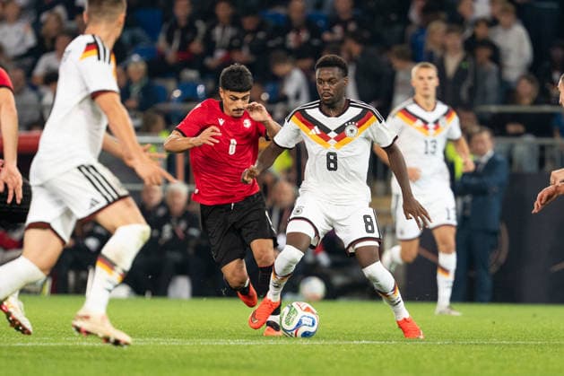 06.10.2026, GER, Deutschland U21, U 21 vs Georgien U21 Zweikampf zwischen Noel Aseko (Deutschland U21, 8) und Giorgi Robakidze (Georgien U21, 8) Bielefeld SchücoArena Bielefeld Deutschland Copyright: xnordphotoxGmbHx xChristianxSchulzex