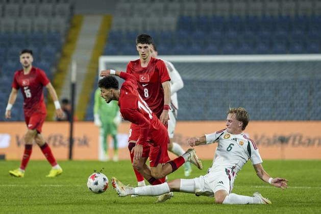 Turkiye v Hungary - UEFA EURO, EM, Europameisterschaft,Fussball Under-21 ISTANBUL, TURKIYE - OCTOBER 6: Izzet Celik (2nd R) of Turkiye competes for the ball against Balazs Manner (R) of Hungary during the UEFA European Under-21 Championship qualifiers Group H match between Turkiye and Hungary at Basaksehir Fatih Terim Stadium in Istanbul, Turkiye, on October 6, 2026. Arife Karakum Anadolu Istanbul Turkey. Editorial use only. Please get in touch for any other usage.  Copyright: x2026xAnadoluxArifexKarakumx