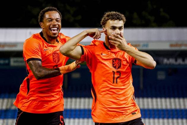 DOETINCHEM - Aymen Sliti of the Netherlands U21, U 21 celebrates his team s first goal with Elijah Dijkstra of the Netherlands U21 during the European Championship, EM, Europameisterschaft Qualifier (Under 21) match between the Netherlands U21 and Bosnia and Herzegovina U21 at Stadion de Vijverberg on 06 October 2026 in Doetinchem, the Netherlands. WART BRINKERHOF ANP Europees Kampioenschap (Onder 21) 2026 27 xVIxANPxSportx xMarcelxterxBalsxIVx 571695465 originalFilename: 571695465.jpg