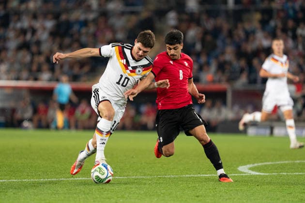 06.10.2026, GER, Deutschland U21, U 21 vs Georgien U21 Zweikampf zwischen Mert Kömür (Deutschland U21, 10) und Giorgi Robakidze (Georgien U21, 8) Bielefeld SchücoArena Bielefeld Deutschland Copyright: xnordphotoxGmbHx xChristianxSchulzex