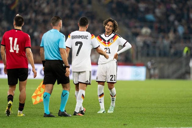 06.10.2026, GER, Deutschland U21, U 21 vs Georgien U21 Arijon Ibrahimovic (Deutschland U21, 7) und Wael Mohya (Deutschland U21, 21) geben sich die Hand Bielefeld SchücoArena Bielefeld Deutschland Copyright: xnordphotoxGmbHx xChristianxSchulzex