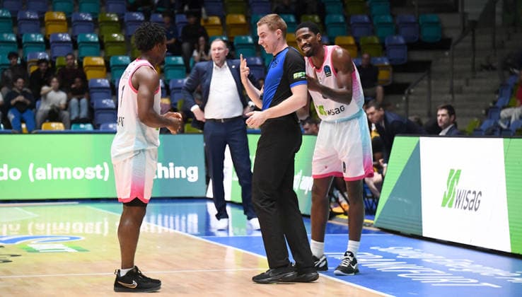 06.10.2026, xokbx, Basketball BKT Europe Cup , Skyliners Frankfurt - Siauliai Basketball v.l. Isaiah Swope (Fraport Skyliners Frankfurt), William Christmas (Fraport Skyliners Frankfurt), Mimik, Gestik, Emotion, Frust, unzufrieden mit dem Schiedsrichter Frankfurt