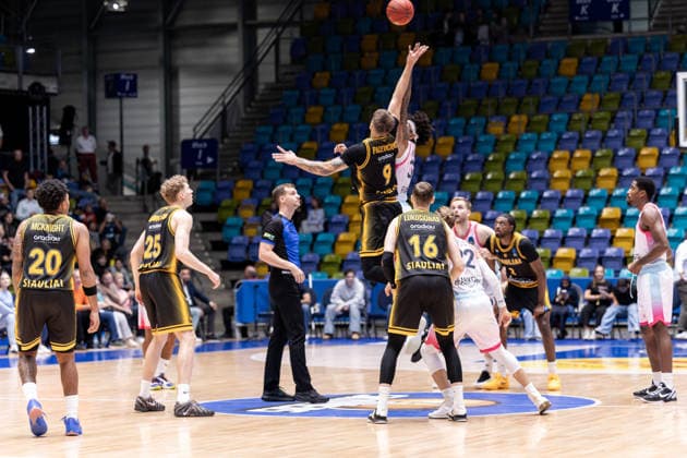FRANKFURT AM MAIN, GERMANY - OCTOBER 6: Tip-Off during the BKT EuroCup 2026 27, match between Frankfurt Skyliners vs. BC Siauliai at Suewag Energie Arena on October 6, 2026 in Frankfurt am Main, Germany. Hessen Germany Copyright: xBEAUTIFULxSPORTS Freudensteinx