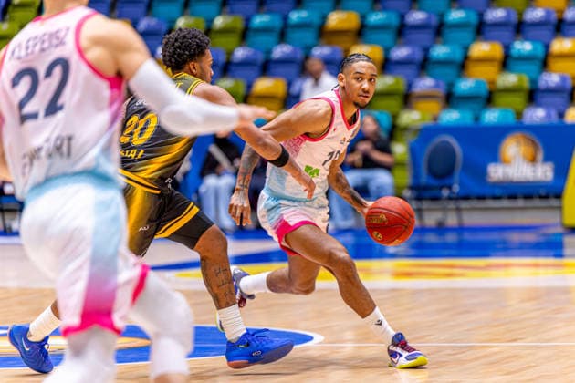 FRANKFURT AM MAIN, GERMANY - OCTOBER 6: Judah Mintz (Skyliners Frankfurt, 10) with ball against Dayvion McKnight (BC Siauliai, 20) during the BKT EuroCup 2026 27, match between Frankfurt Skyliners vs. BC Siauliai at Suewag Energie Arena on October 6, 2026 in Frankfurt am Main, Germany. Hessen Germany Copyright: xBEAUTIFULxSPORTS Freudensteinx