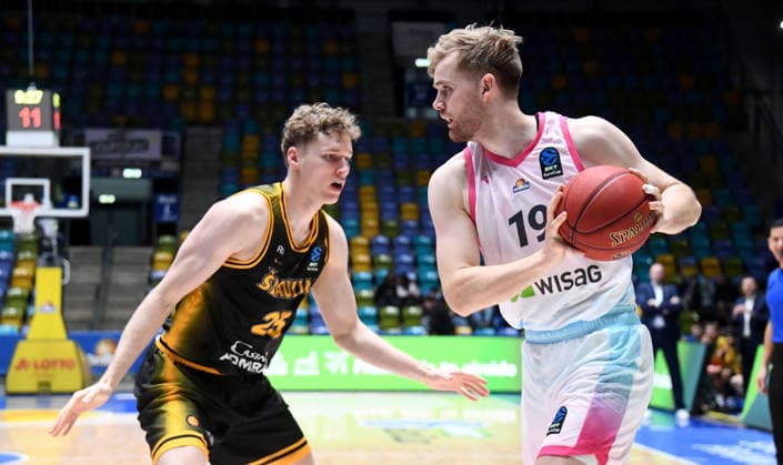 06.10.2026, xokbx, Basketball BKT Europe Cup , Skyliners Frankfurt - Siauliai Basketball v.l. Dovydas Romancenko (Siauliai Basketball), Till Pape (Fraport Skyliners Frankfurt), Zweikampf, Duell Frankfurt