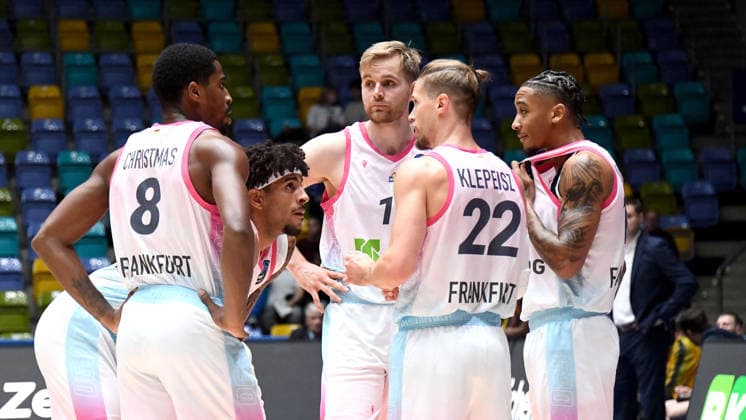 06.10.2026, xokbx, Basketball BKT Europe Cup , Skyliners Frankfurt - Siauliai Basketball v.l. Roman Bedime (Fraport Skyliners Frankfurt), William Christmas (Fraport Skyliners Frankfurt), Till Pape (Fraport Skyliners Frankfurt), Thomas Klepeisz (Fraport Skyliners Frankfurt), Judah Mintz (Fraport Skyliners Frankfurt) Beratung, Besprechen sich Frankfurt