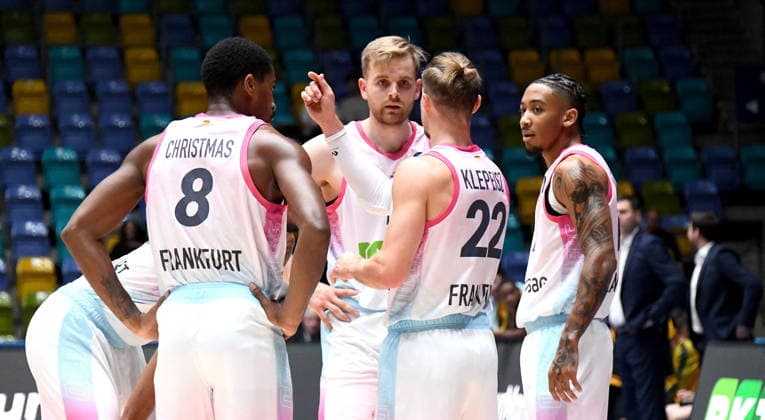 06.10.2026, xokbx, Basketball BKT Europe Cup , Skyliners Frankfurt - Siauliai Basketball v.l. Roman Bedime (Fraport Skyliners Frankfurt), William Christmas (Fraport Skyliners Frankfurt), Till Pape (Fraport Skyliners Frankfurt), Thomas Klepeisz (Fraport Skyliners Frankfurt), Judah Mintz (Fraport Skyliners Frankfurt) Beratung, Besprechen sich Frankfurt
