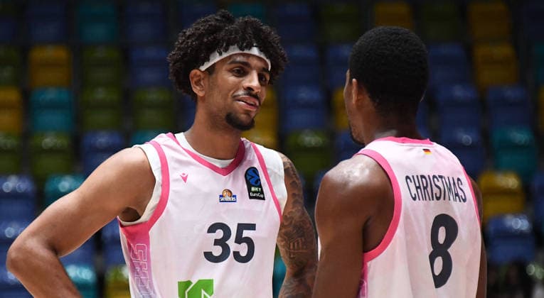 06.10.2026, xokbx, Basketball BKT Europe Cup , Skyliners Frankfurt - Siauliai Basketball v.l. Roman Bedime (Fraport Skyliners Frankfurt), William Christmas (Fraport Skyliners Frankfurt) Beratung, Besprechen sich Frankfurt