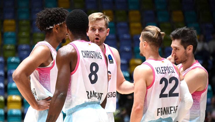 06.10.2026, xokbx, Basketball BKT Europe Cup , Skyliners Frankfurt - Siauliai Basketball v.l. Roman Bedime (Fraport Skyliners Frankfurt), William Christmas (Fraport Skyliners Frankfurt), Till Pape (Fraport Skyliners Frankfurt), Thomas Klepeisz (Fraport Skyliners Frankfurt), Ryan Arcidiacono (Fraport Skyliners Frankfurt) Beratung, Besprechen sich Frankfurt