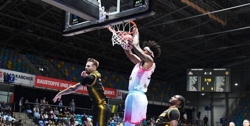 06.10.2026, xokbx, Basketball BKT Europe Cup , Skyliners Frankfurt - Siauliai Basketball v.l. Roman Bedime (Fraport Skyliners Frankfurt) beim Dunkin, dank in Frankfurt