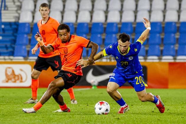 DOETINCHEM - Elijah Dijkstra of the Netherlands U21, U 21 battles for possession with Senad Mustafic of Bosnia and Herzegovina U21 during the European Championship, EM, Europameisterschaft Qualifier (Under 21) match between the Netherlands U21 and Bosnia and Herzegovina U21 at Stadion de Vijverberg on 06 October 2026 in Doetinchem, the Netherlands. WART BRINKERHOF ANP Europees Kampioenschap (Onder 21) 2026 27 xVIxANPxSportx xMarcelxterxBalsxIVx 571696228 originalFilename: 571696228.jpg