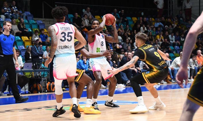 06.10.2026, xokbx, Basketball BKT Europe Cup , Skyliners Frankfurt - Siauliai Basketball v.l. William Christmas (Fraport Skyliners Frankfurt), Roman Bedime (Fraport Skyliners Frankfurt), Cedric Henderson (Siauliai Basketball), Maertynas Pacevicius (Siauliai Basketball), Zweikampf, Duell Frankfurt