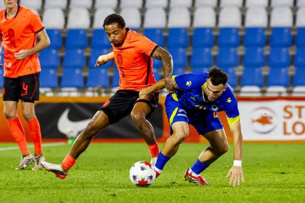 DOETINCHEM - Elijah Dijkstra of the Netherlands U21, U 21 battles for possession with Senad Mustafic of Bosnia and Herzegovina U21 during the European Championship, EM, Europameisterschaft Qualifier (Under 21) match between the Netherlands U21 and Bosnia and Herzegovina U21 at Stadion de Vijverberg on 06 October 2026 in Doetinchem, the Netherlands. WART BRINKERHOF ANP Europees Kampioenschap (Onder 21) 2026 27 xVIxANPxSportx xMarcelxterxBalsxIVx 571696231 originalFilename: 571696231.jpg
