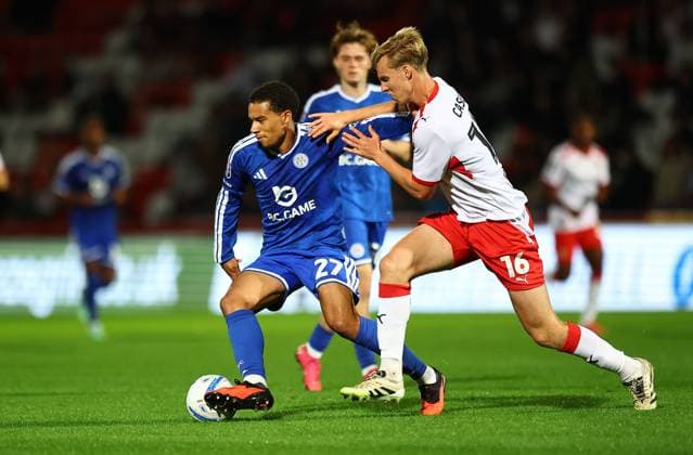 Kamari Doyle of Leicester City and Kaelan Casey of Stevenage Stevenage v Leicester City, EFL Jersey Mike s Trophy, Football, Lamex Stadium, Stevenage, UK - 06 Oct 2026Stevenage Lamex Stadium United Kingdom  Copyright: xMichaelxZemanek Shutterstockx 17188813ag