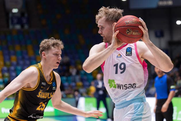 Frankfurt Skyliners - Siauliai Basketball, BKT EuroCup Till Pape (Skyliners, 19) gegen Dovydas Romancenko (BC Siauliai, 25). Spiel des BKT EuroCups zwischen den Frankfurt Skyliners und Siauliai Basketball am 6. Oktober 2026 in der Süwag Energie ARENA in Frankfurt am Main., Frankfurt am Main Hessen Deutschland Süwag Energie ARENA