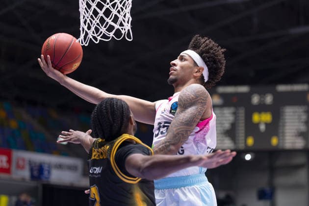 Frankfurt Skyliners - Siauliai Basketball, BKT EuroCup Roman Bedime (Skyliners, 35) gegen Cedric Henderson Jr. (BC Siauliai, 2). Spiel des BKT EuroCups zwischen den Frankfurt Skyliners und Siauliai Basketball am 6. Oktober 2026 in der Süwag Energie ARENA in Frankfurt am Main., Frankfurt am Main Hessen Deutschland Süwag Energie ARENA