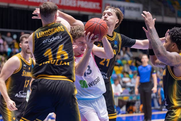 Frankfurt Skyliners - Siauliai Basketball, BKT EuroCup Ivan Crnjac (Skyliners, 13) ist gegen die komplette gegnerische Mannschaft chancenlos, Spiel des BKT EuroCups zwischen den Frankfurt Skyliners und Siauliai Basketball am 6. Oktober 2026 in der Süwag Energie ARENA in Frankfurt am Main., Frankfurt am Main Hessen Deutschland Süwag Energie ARENA
