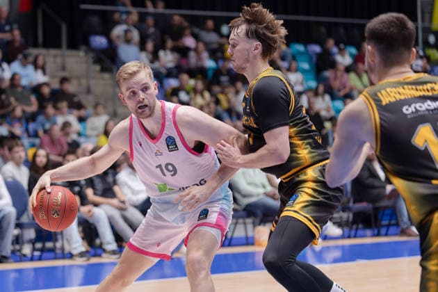 Frankfurt Skyliners - Siauliai Basketball, BKT EuroCup Till Pape (Skyliners, 19) gegen Erikas Venskus (BC Siauliai, 21) und Simas Jarumbauskas (BC Siauliai, 17). Spiel des BKT EuroCups zwischen den Frankfurt Skyliners und Siauliai Basketball am 6. Oktober 2026 in der Süwag Energie ARENA in Frankfurt am Main., Frankfurt am Main Hessen Deutschland Süwag Energie ARENA