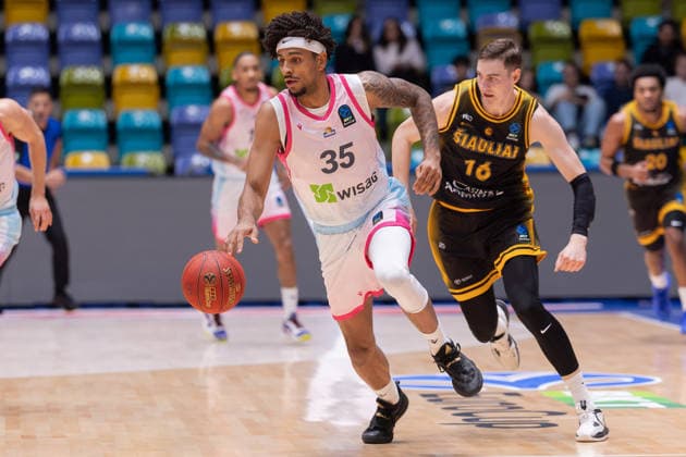 Frankfurt Skyliners - Siauliai Basketball, BKT EuroCup Roman Bedime (Skyliners, 35) vor Karolis Lukosiunas (BC Siauliai, 16). Spiel des BKT EuroCups zwischen den Frankfurt Skyliners und Siauliai Basketball am 6. Oktober 2026 in der Süwag Energie ARENA in Frankfurt am Main., Frankfurt am Main Hessen Deutschland Süwag Energie ARENA