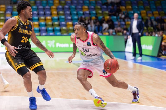 Frankfurt Skyliners - Siauliai Basketball, BKT EuroCup Judah Mintz (Skyliners, 10) gegen Dayvion McKnight (BC Siauliai, 20). Spiel des BKT EuroCups zwischen den Frankfurt Skyliners und Siauliai Basketball am 6. Oktober 2026 in der Süwag Energie ARENA in Frankfurt am Main., Frankfurt am Main Hessen Deutschland Süwag Energie ARENA