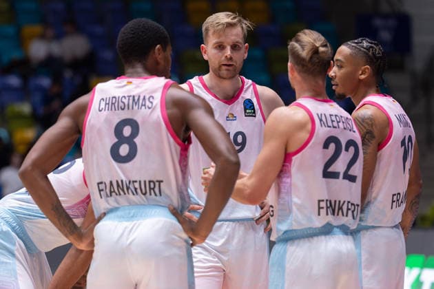 Frankfurt Skyliners - Siauliai Basketball, BKT EuroCup Teambesprechung in einer Spielpause, in der Bildmitte Till Pape (Skyliners, 19). Spiel des BKT EuroCups zwischen den Frankfurt Skyliners und Siauliai Basketball am 6. Oktober 2026 in der Süwag Energie ARENA in Frankfurt am Main., Frankfurt am Main Hessen Deutschland Süwag Energie ARENA