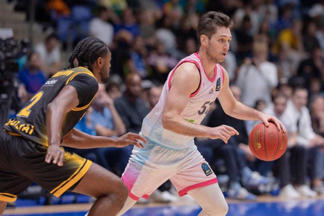 Frankfurt Skyliners - Siauliai Basketball, BKT EuroCup Ryan Arcidiacono (Skyliners, 51) gegen Cedric Henderson Jr. (BC Siauliai, 2). Spiel des BKT EuroCups zwischen den Frankfurt Skyliners und Siauliai Basketball am 6. Oktober 2026 in der Süwag Energie ARENA in Frankfurt am Main., Frankfurt am Main Hessen Deutschland Süwag Energie ARENA