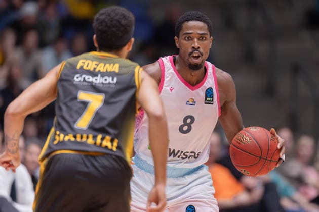 Frankfurt Skyliners - Siauliai Basketball, BKT EuroCup William Christmas (Skyliners, 8) gegen Selim Fofana (BC Siauliai, 7). Spiel des BKT EuroCups zwischen den Frankfurt Skyliners und Siauliai Basketball am 6. Oktober 2026 in der Süwag Energie ARENA in Frankfurt am Main., Frankfurt am Main Hessen Deutschland Süwag Energie ARENA